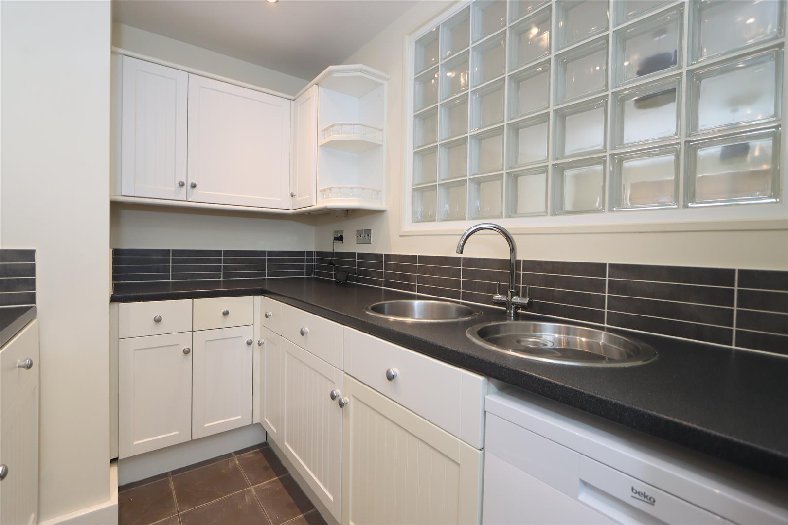 2 bed property in Swan Close, BLAKEDOWN
